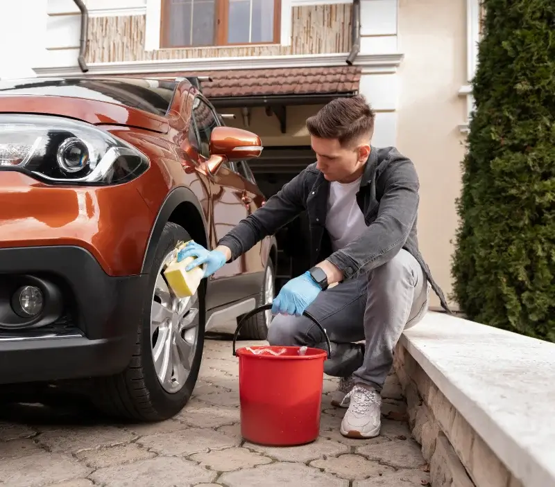 Lavage auto à domicile Meyreuil : professionnel intervenant sur un véhicule